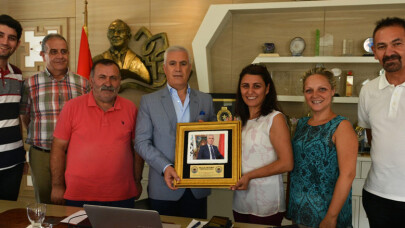 Bursa Kanser Derneği’nden Bozbey’e teşekkür plaketi