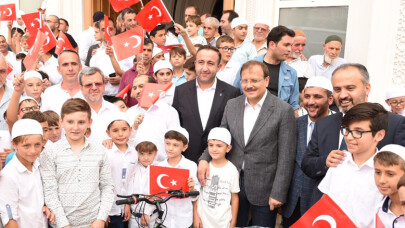 Camiye gelen hediyeyi kaptı
