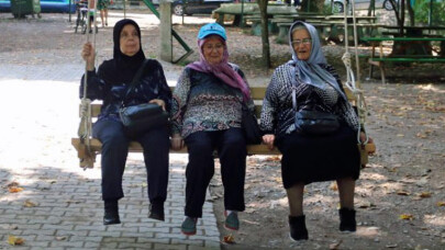 Yaşlılar şehrin güzelliklerini keşfediyor