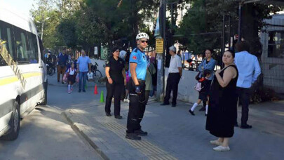 Bisikletli zabıtalar öğrenciler için iş başında  