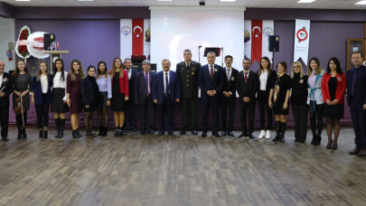 Burhaniye'de öğretmenler yemekte bir araya geldi