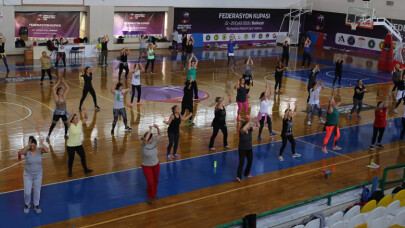 Burhaniye'de zumba dersleri ara vermeden devam ediyor
