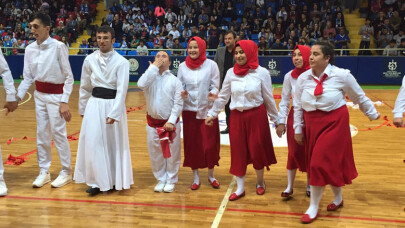 Özel öğrencilerden duygulandıran bayrak gösterisi