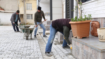 Burhaniye'de parke taş yol yapım çalışmaları sürüyor