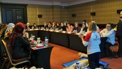 Kızılay Kadın Kolları İlk Yardım Eğitimi aldı