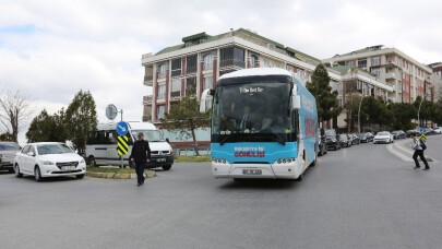 AK Parti Büyükçekmece Belediye Başkanı Mevlüt Uysal, seçim otobüsüyle halkı selamladı