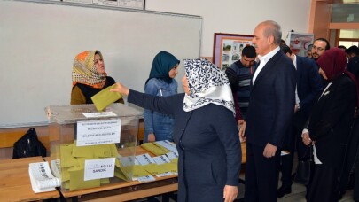 AK Parti Genel Başkanvekili Numan Kurtulmuş oyunu Fatih’te kullandı