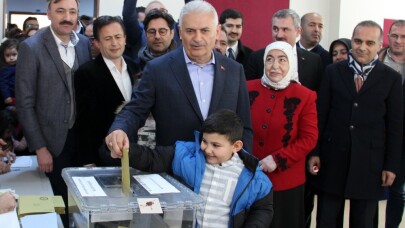 AK Parti İstanbul Büyükşehir Belediye Başkan Adayı Binali Yıldırım oyunu kullandı