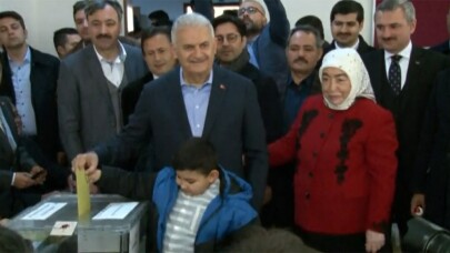 AK Parti İstanbul Büyükşehir Belediye Başkan Adayı Binali Yıldırım, Tuzla’da oyunu kullandı