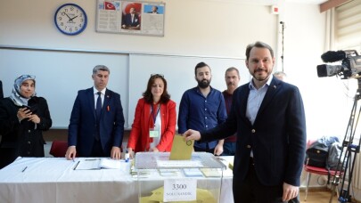 Berat Albayrak, eşi Esra Albayrak ile beraber Üsküdar’da oyunu kullandı