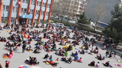 Esenyurt’ta minderini kap gel kitap oku etkinliği