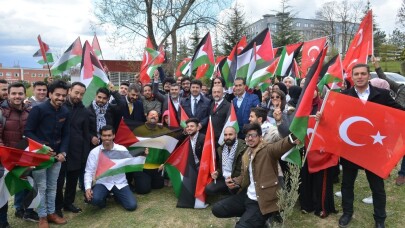 Filistinli öğrenciler SAÜ’de zeytin fidanı dikti