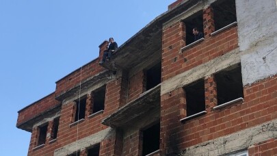 Karısı terk edince çatıya çıktı polis zorlukla aşağı indirdi