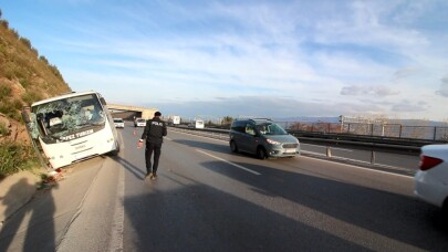 Kontrolden çıkan midibüs, yol kenarındaki kayalık alana yan yattı: 1 yaralı