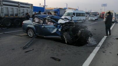 Otomobili ile tırın altına giren sürücü hayatını kaybetti