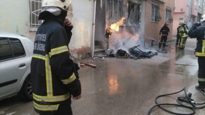 (Özel) Doğalgaz kutusu alev alev yandı, mahalleli büyük panik yaşadı