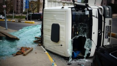 (Özel) Pendik’te cam yüklü kamyon yola devrildi