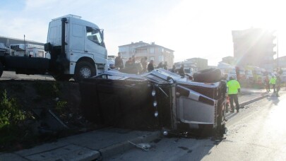 TEM otoyolunda bir otomobil lüks cipe çarptı: 2 yaralı