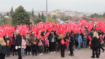 23 Nisan valisi tören alanına 1978 model minibüs ile geldi