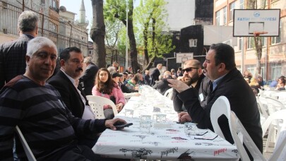 45 yıl sonra aynı okulun bahçesinde buluştular