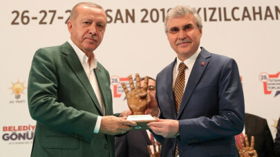 Cumhurbaşkanı Erdoğan’dan Başkan Yüce’ye başarı plaketi