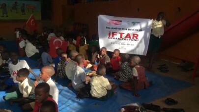 Afrika’da yetimlere iftar yemeği