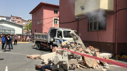 Bayrampaşa’da nefes kesen deprem tatbikatı