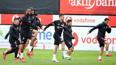 Beşiktaş, sağanak yağmur altında çalıştı