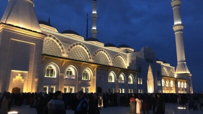 Büyük Çamlıca Camii’nde tarihi kalabalık