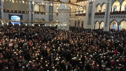 Büyük Çamlıca Camii’ne binlerce genç akın etti