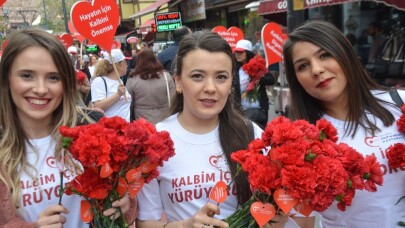 Cadde boyunca karanfil dağıtarak kalp sağlığına dikkat çektiler