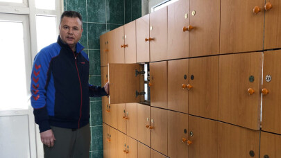 Camide ayakkabı hırsızlığı güvenlik kamerasında