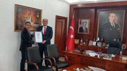 Cem Karabay, Dünya Rekoruna ait sertifikaları hediye etti