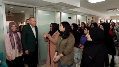 Cumhurbaşkanı Erdoğan’dan kız yurduna ziyaret