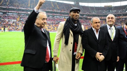 Didier Drogba’ya plaket verildi