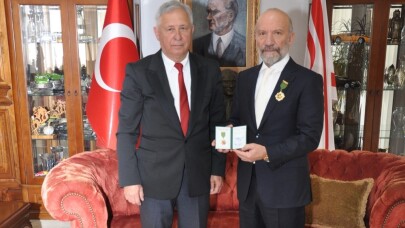 Dr. Suat Günsel’e, ’Vatan Evladı’ ödülü altın madalya takıldı