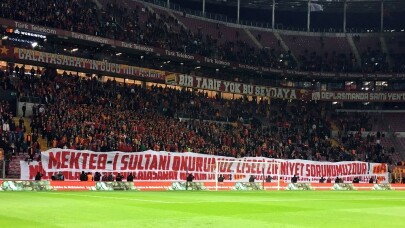 Galatasaray taraftarlarından Başkan Cengiz’e destek