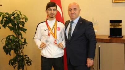 Genç Karateciden Başkan Bıyıka Olimpiyat Sözü