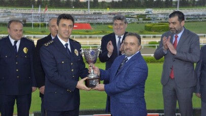 İstanbul Emniyet Müdürlüğü Koşusunu ‘Kızıl Tüy’ isimli 1 numaralı at kazandı