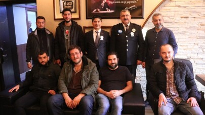 Kocaeli basınından polislere tatlı ikramı