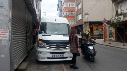 Minibüs kaldırma park edince vatandaşlar zor anlar yaşadı