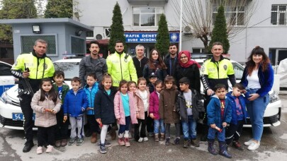 Minik yürekler Polis amcalarını yalnız bırakmadı