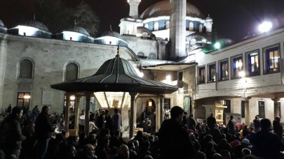 Miraç Kandili’nde vatandaşlar Eyüpsultan Camii’ne akın etti