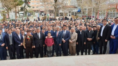 Miting gibi bir törenle göreve başladı