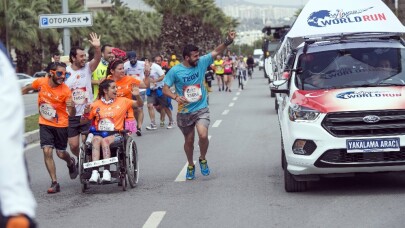 Mutluluğu beklemek yerine mutlu olmaya karar verdi