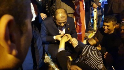 Orhaneli Belediye Başkan Adayı Ali Aykurt zaferini kutladı