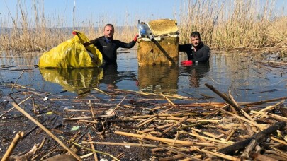 Sapanca Gölü’nden aralarında buzdolabı ve küvetin bulunduğu 2 kamyon çöp çıktı