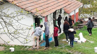 Sınıf eğitimi öğrencilerinden köy okuluna destek