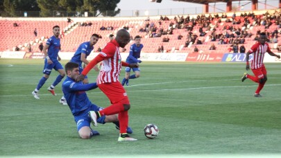 Spor Toto 1. Lig: Balıkesirspor Baltok: 6 - Kardemir Karabükspor: 0 (İlk yarı sonucu)