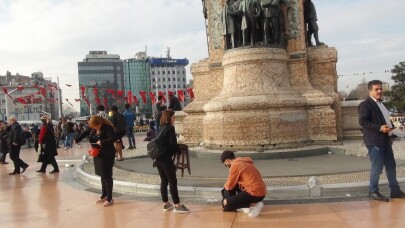 Taksim Meydanı’nda saç kesimi yaptı, vatandaşların ilgi odağı oldu